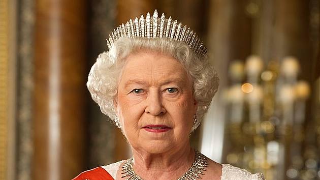 V soukromé kolekci Alžběty II. samozřejmě nechybí korunky. Jednou z nejznámějších je Queen Mary Fringe tiára, ke které měla královna i ladící náhrdelník. Korunka byla vyrobena v roce 1919 na zakázku pro babičku Alžběty II., královnu Mary