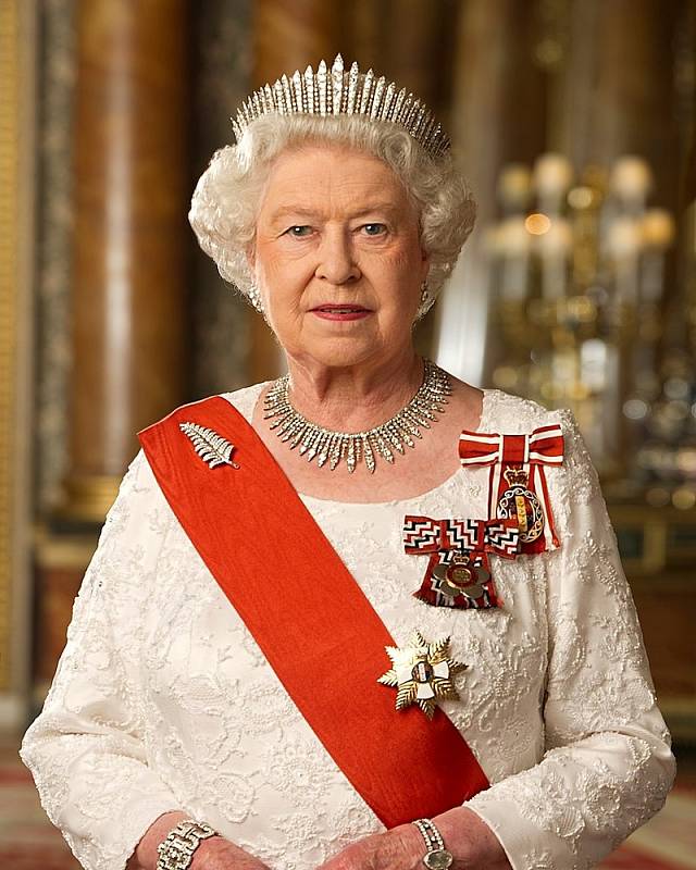 V soukromé kolekci Alžběty II. samozřejmě nechybí korunky. Jednou z nejznámějších je Queen Mary Fringe tiára, ke které měla královna i ladící náhrdelník. Korunka byla vyrobena v roce 1919 na zakázku pro babičku Alžběty II., královnu Mary