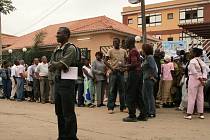 Před volebními místnostmi v metropoli Luandě se v pátek tvořily dlouhé fronty. 