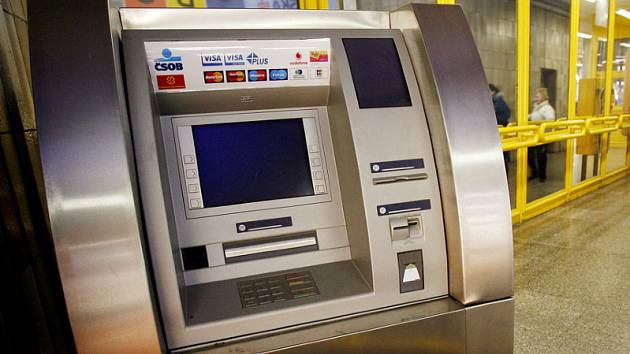 Čtyři české banky spojily síly a od středy začnou sdílet svoje bankomaty.
