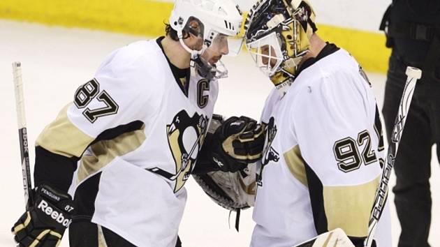 Brankář Pittsburghu Tomáš Vokoun (vpravo) přijímá gratulace od Sidneyho Crosbyho po vychytaném vítězství nad Ottawou.