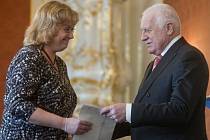 Prezident Václav Klaus (vpravo) jmenoval nové soudce obecných soudů České republiky. Na snímku předává jmenovací dekret soudkyni Okresního soudu Plzeň-město Martině Folkové.