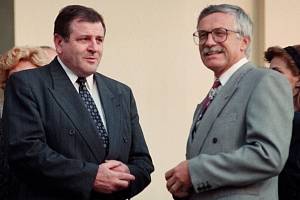 Vladimír Mečiar (vlevo) a Václav Klaus během jednání české a slovenské vlády na zámku v Kolodějích o rozdělení ČSFR