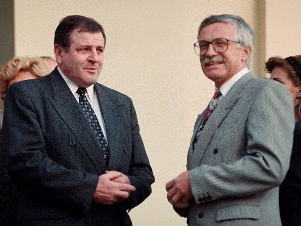Vladimír Mečiar (vlevo) a Václav Klaus během jednání české a slovenské vlády na zámku v Kolodějích o rozdělení ČSFR