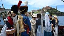 Italský ostrov Elba si v neděli připomenul 200. výročí internace Napoleona. Vzpomínkovou akci ve slunném dni si nenechaly ujít desetitisíce lidí. 