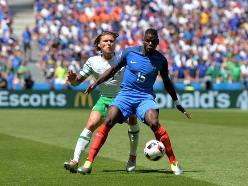 Paul Pogba z Francie (vpravo) a Jeff Hendrick i Irska.