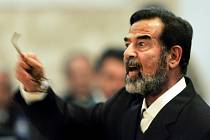 Irácký diktátor Saddám Husajn před soudem. Nařízení masových poprav v Dudžailu se v roce 2006 stalo jedním z hlavních bodů obžaloby proti němu. Byl odsouzen k trestu smrti a popraven