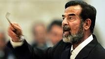 Saddám Husajn v době, kdy byl ještě u moci. Nařízení masových poprav v Dudžailu se v roce 2006 stalo jedním z hlavních bodů obžaloby proti němu. Byl odsouzen k trestu smrti a popraven