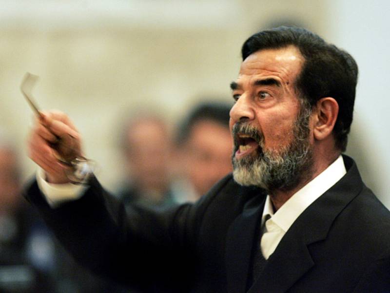 Saddám Husajn v době, kdy byl ještě u moci. Nařízení masových poprav v Dudžailu se v roce 2006 stalo jedním z hlavních bodů obžaloby proti němu. Byl odsouzen k trestu smrti a popraven