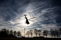 Energetici za pomoci vrtulníku stavěli 23. listopadu u Žacléře na Trutnovsku stožár vedení vysokého napětí, který v srpnu poničila větrná bouře.