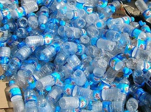 Kdyby plastová lahev stála dvacet pět dolarů, lidé by je přestali jen tak vyhazovat, říká vědec Smil