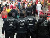 První noc po začátku tradičních oslav karnevalu v německém Porýní byla relativně klidná. 