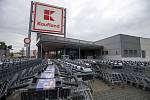 Uzavřený supermarket Kaufland na pražském Bohdalci. Ilustrační snímek