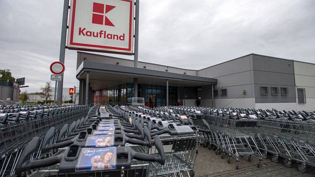 Uzavřený supermarket Kaufland na pražském Bohdalci. Ilustrační snímek