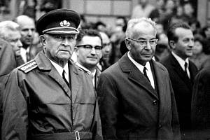 Gustáv Husák s tehdejším československým prezidentem Ludvíkem Svobodou v roce 1969 v Banské Bystrici při 25. výročí Slovenského národního povstání