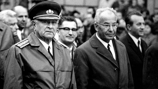 Gustáv Husák s tehdejším československým prezidentem Ludvíkem Svobodou v roce 1969 v Banské Bystrici při 25. výročí Slovenského národního povstání