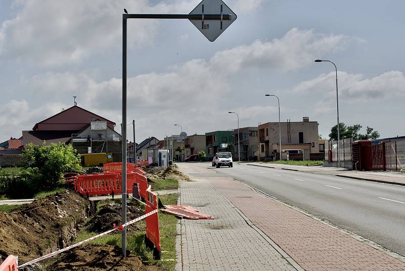 Obec Lužice na Hodonínsku rok po tornádu. Obnova pokračuje.