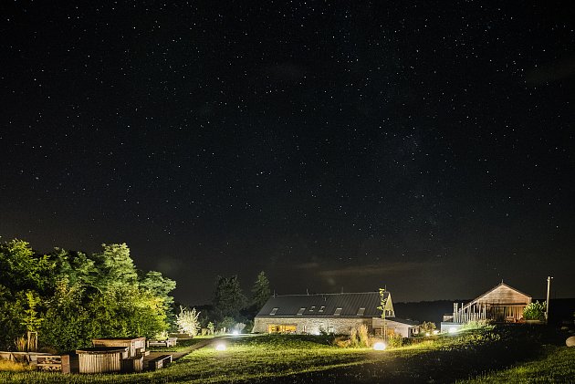 Zikmundov stojí na samotě, stranou světelného smogu. V noci tak můžete z koupacích kádí pozorovat ničím nerušené hvězdné nebe.