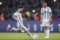 Lionel Messi (vlevo) z Argentiny