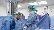 V moderním areálu v Bohunicích provedou chirurgové na 30 000 operací ročně. Využívají k tomu i moderní technologie a nově zrekonstruované operační sály, u nichž na modernizaci přispěly i fondy EU