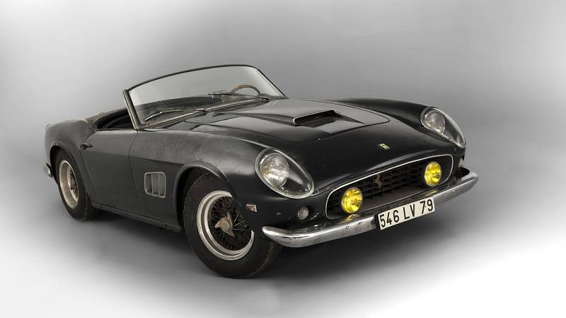 10. Ferrari 250 GT SWB California Spider z roku 1961. Tento zbídačený roadster byl společně s dalšími exponáty nalezen v roce 2015 v opuštěné stodole ve Francii. Za nerestaurované auto dal zájemce v aukci 18,5 milionu dolarů (asi 422 milionů korun).