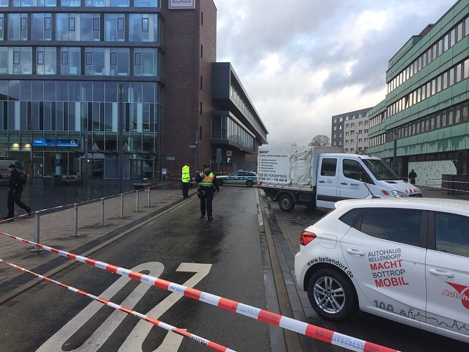 Řidič v německém Bottropu najel do skupiny cizinců, čtyři zranil