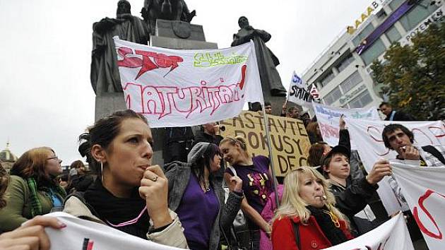 Na Václavském náměstí demonstrovalo 5. října přes 200 lidí proti státním maturitám.