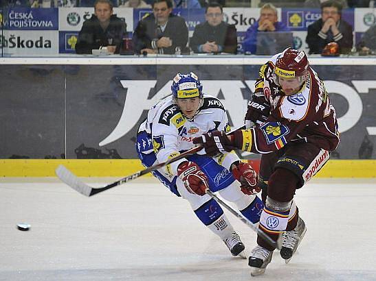 Sparta prohrála v Brně 1:3. Na snímku v souboji Meidl a Philipp.