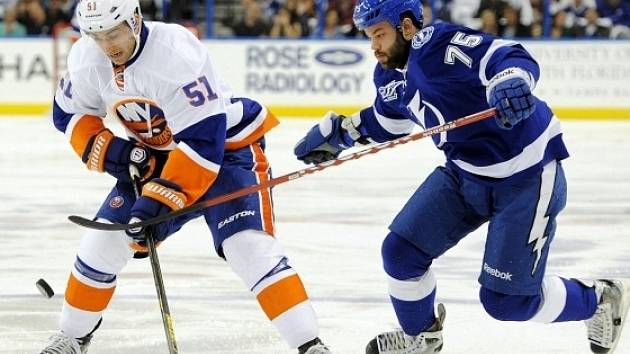 Radko Gudas (vpravo) v dresu Tampy při utkání s New York Islanders.