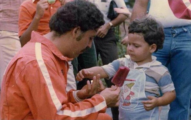 Pablo Escobar se svým synem v roce 1979