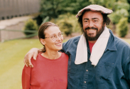 MISTR. Pavarotti pár let před svou smrtí s druhou partnerkou Nicolettou Mantovani.