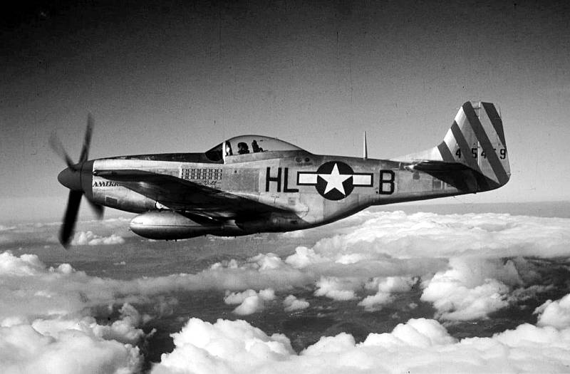 P-51 D Mustang od 31. stíhací skupiny, 308. stíhací squadrony, 15. letecké armády USA, která operovala ze základen v Itálii