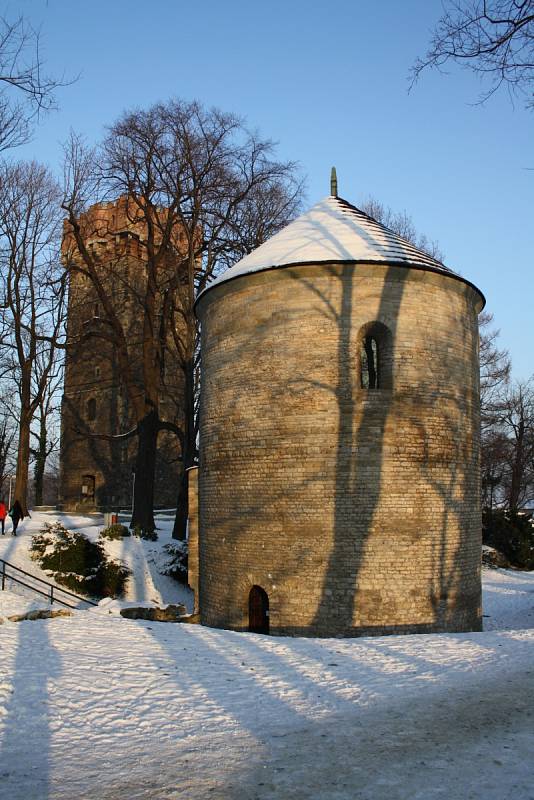 Piastovská věž a rotunda sv. Mikuláše a sv. Václava. Místo, kde se psala polská i česká historie, skrývá Zámecký vrch nad polským Těšínem. 