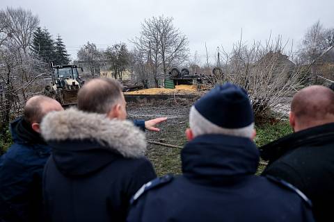 Polský prezident Andrzej Duda na místě nehody ve vesnici Przewodów na jihovýchodě Polska 17. listopadu 2022.