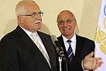 Prezident Václav Klaus (vlevo) a předseda Českého olympijského výboru Milan Jirásek se 11. října v Praze zúčastnili slavnostního podpisu přihlášky České republiky na olympiádu v Londýně.