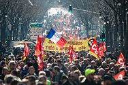 Ve Francii vyšli do ulic odboráři a příznivci takzvaných žlutých vest.