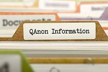 QAnon je označení pro řadu neprokázaných a volně propojených krajně pravicových konspiračních teorií.