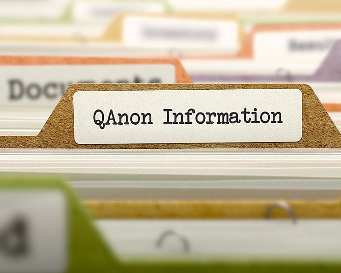 QAnon je označení pro řadu neprokázaných a volně propojených krajně pravicových konspiračních teorií.