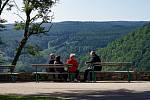 Turisté si po túře ke klášteru Göttweig dopřávají odpočinek s nádherným výhledem.