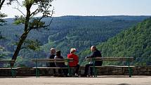 Turisté si po túře ke klášteru Göttweig dopřávají odpočinek s nádherným výhledem.