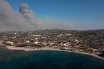 Vesnice Kiotari na ostrově Rhodos 24. července 2023. Desítky tisíc lidí již uprchly před plameny a mnoho vyděšených turistů se snaží dostat domů.