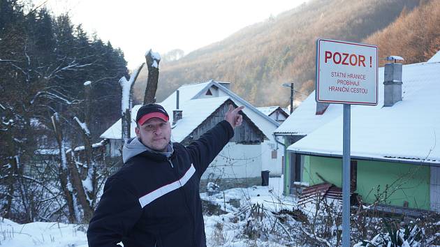 Ves mezi dvěma státy. Původně sklářská osada Sidonie se rozkládá v údolí potoka Vlárky uprostřed Bílých Karpat. Po rozdělení Československa část domů na levém břehu připadla Slovensku. Později došlo ke směně území.