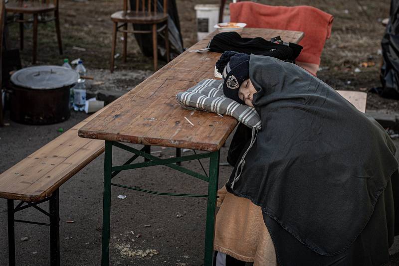 Lidé prchající z Ukrajiny přicházejí na Slovensko přes hraniční přechod Vyšné Nemecké, 27. února 2022. Slovensko uvedlo, že po ruské vojenské operaci na Ukrajině vpustí do země prchající Ukrajince.