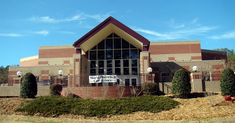 Dnešní podoba Kaple Milosti a Centra múzických umění v Tocca Falls College. V roce 1977 spláchl kampus školy vodní příval