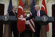 Setkání tureckého a amerického prezidenta v Bílém domě se nevyhnulo kontroverzním tématům