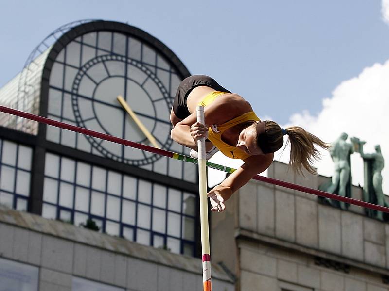 Jiřina Ptáčniková v akci na Pražské tyčce 2009.