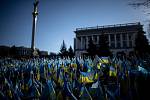 Modrožluté ukrajinské státní vlajky se jmény padlých vojáků na Náměstí Nezávislosti (Maidan), 23. února 2023, Kyjev.
