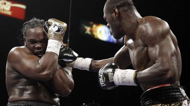 Deontay Wilder dominoval a je mistrem světa