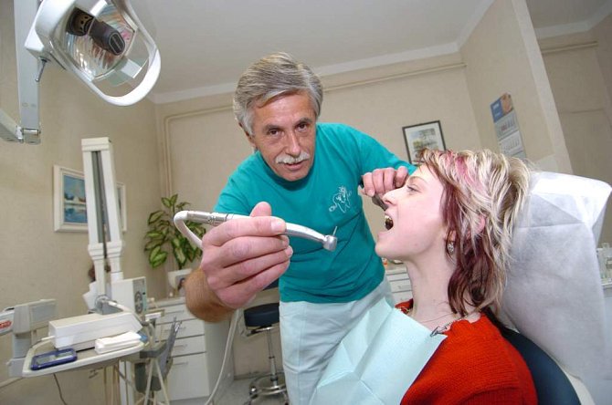 Zubní náhrady mohou výrazně zdražit. Varují před tím zubní technici