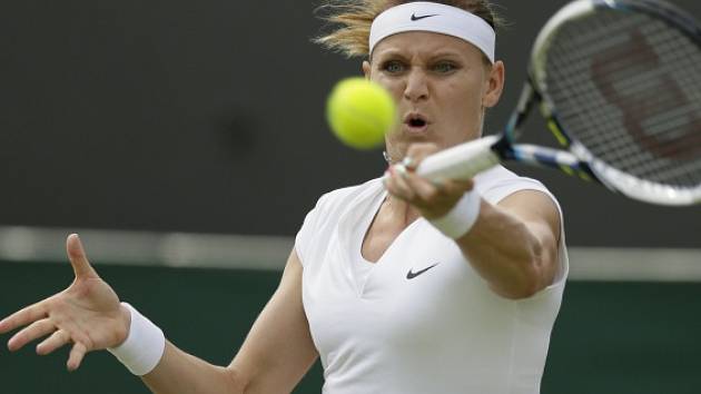 Pátý den Wimbledonu: Lucie Šafářová při returnu